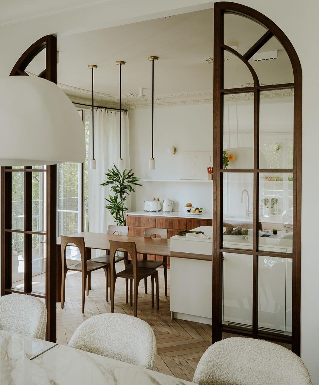 A harmoniously designed kitchen and dining area