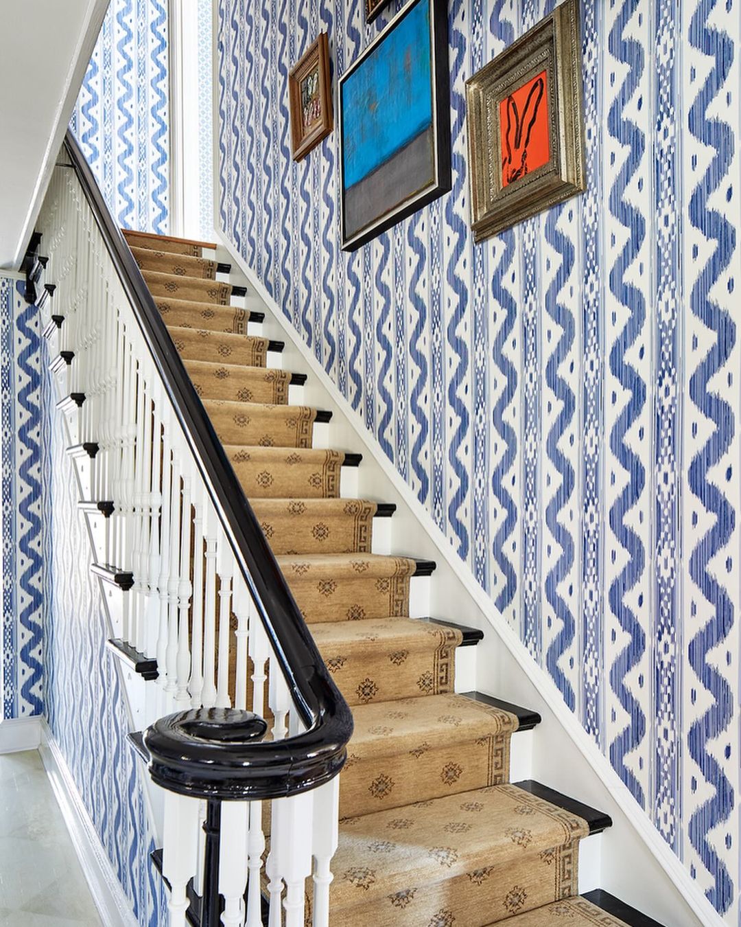 Staircase design combining traditional and contemporary elements