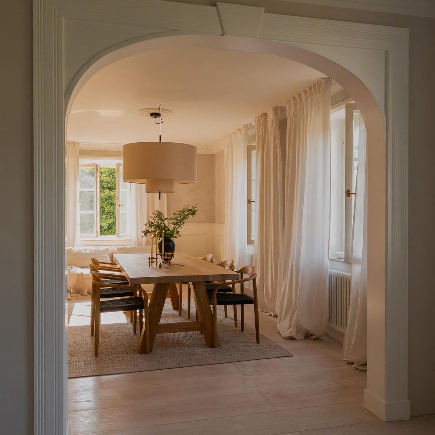 Elegant dining room with arched entryway