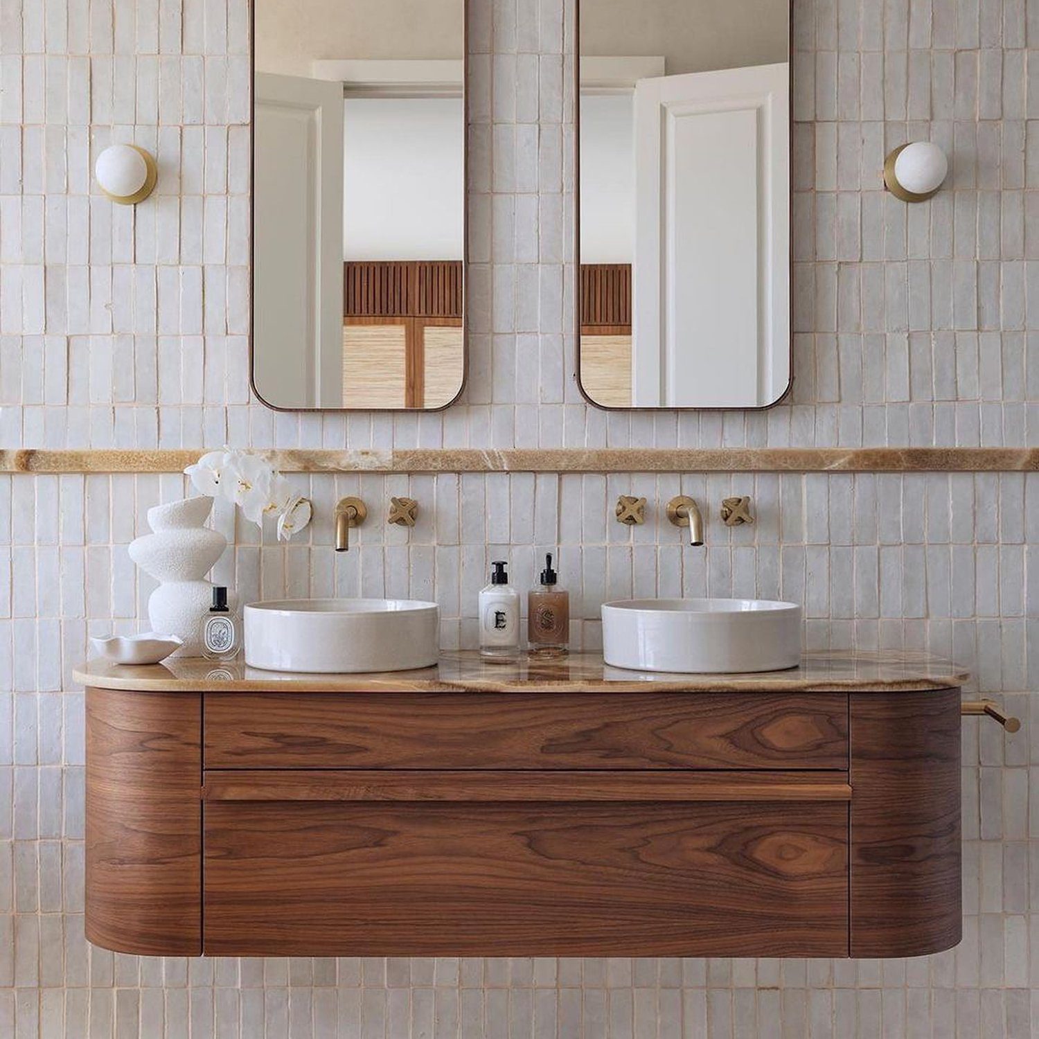 Elegant bathroom with natural finishes