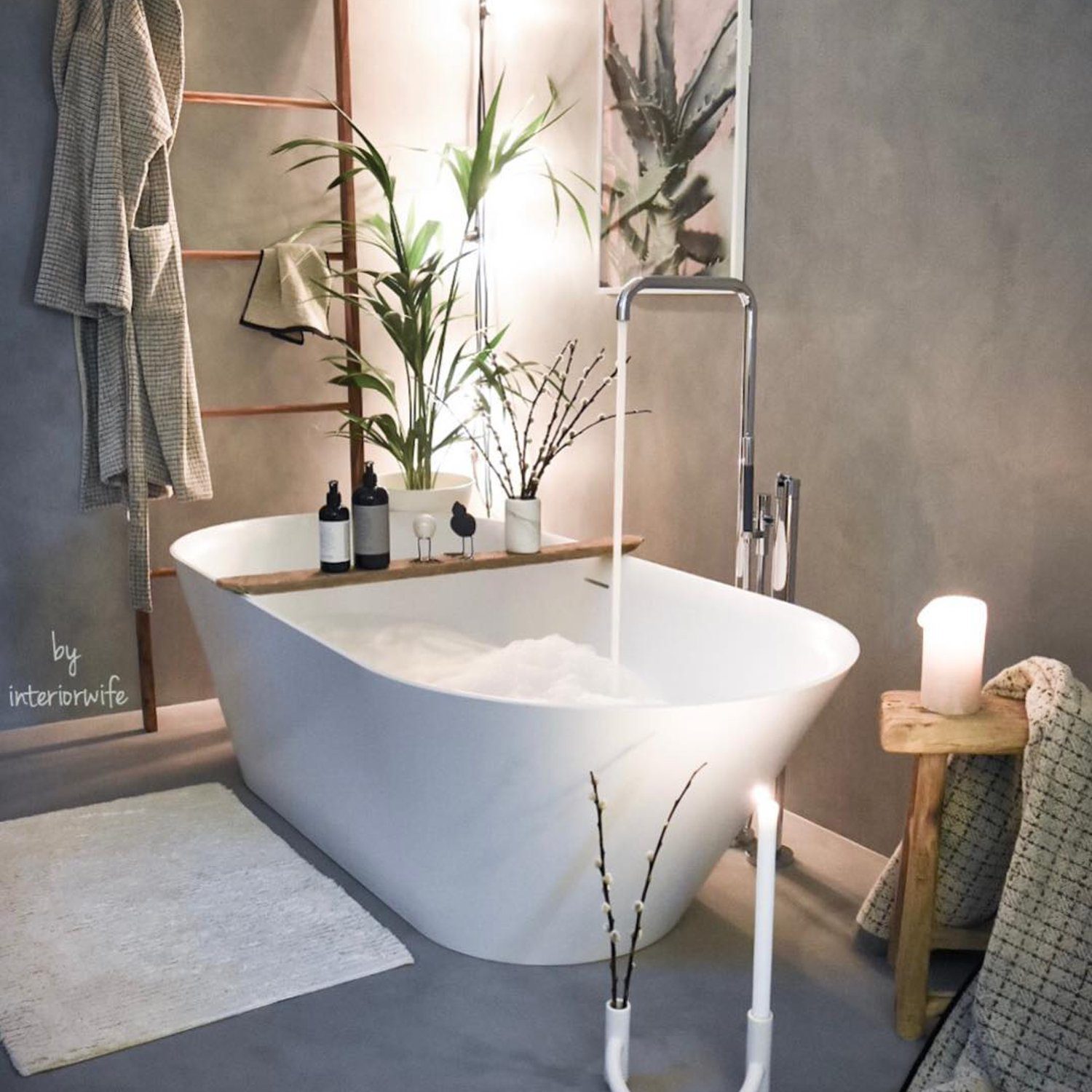 Elegant and Minimalist Bathroom with Freestanding Tub