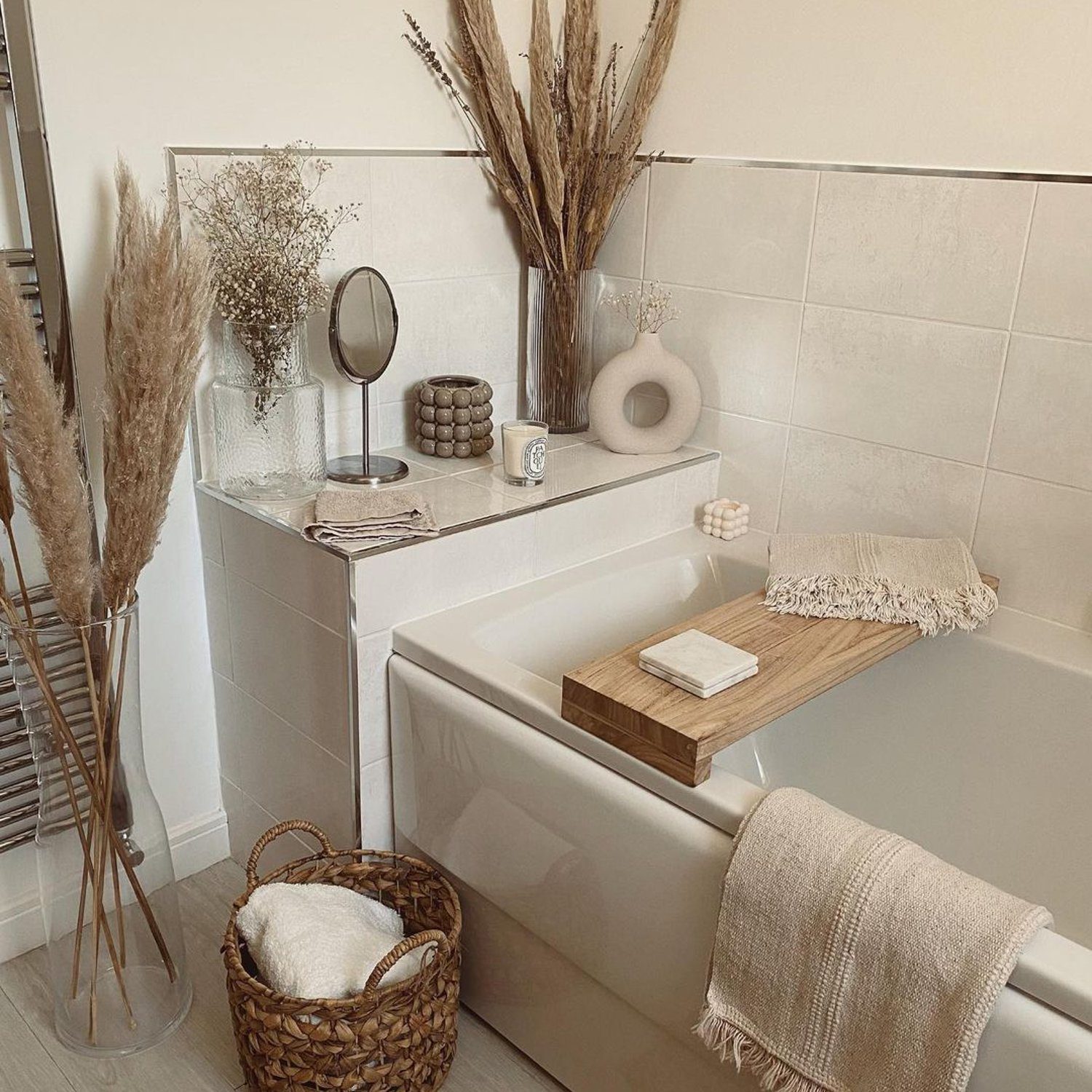 A harmoniously decorated bathroom with natural accents