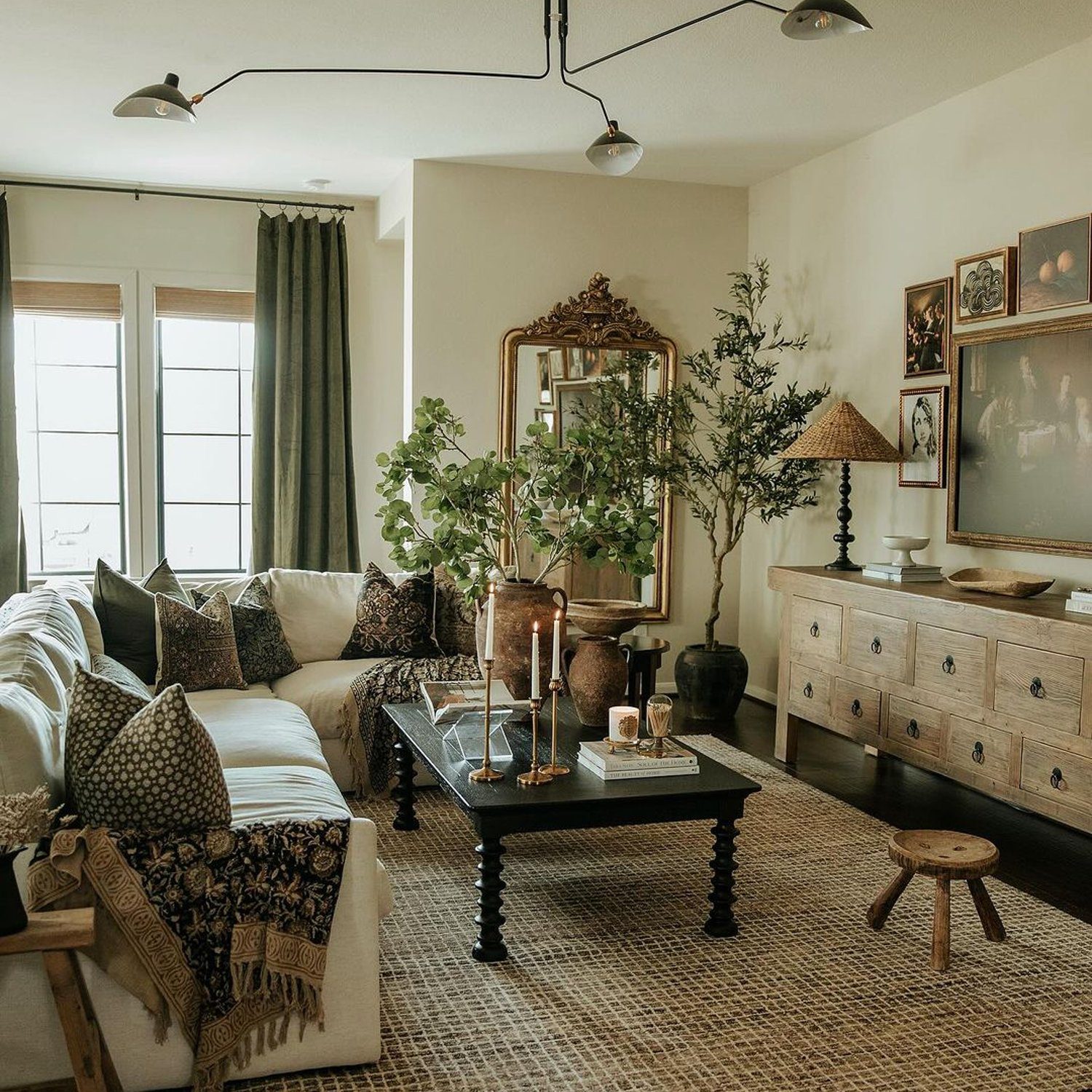 A tastefully decorated living room