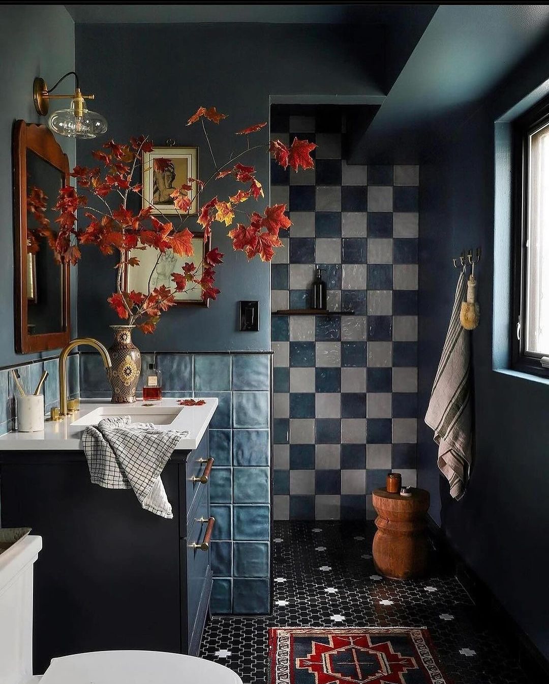 Chic autumn-inspired bathroom with checkered tiles