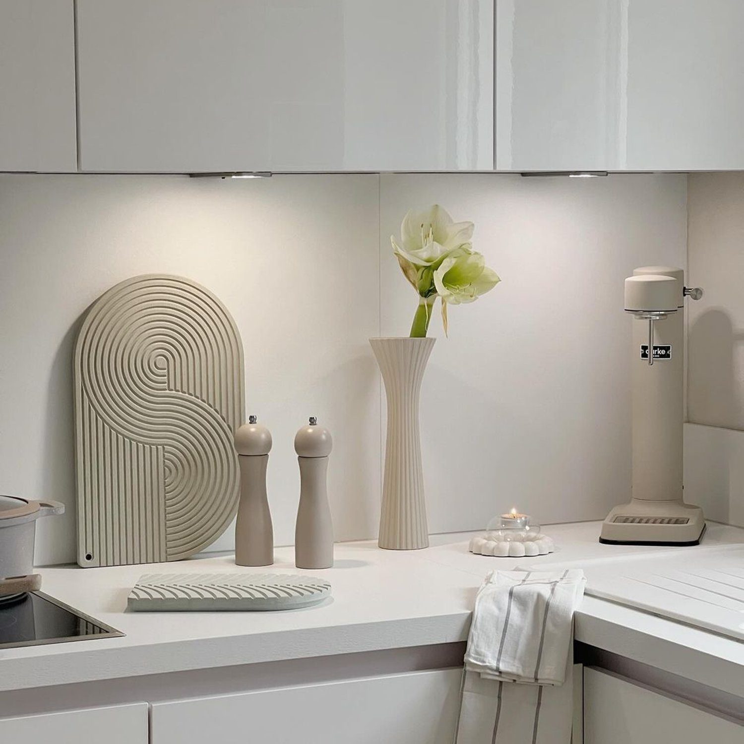 A minimalist kitchen design with decorative items