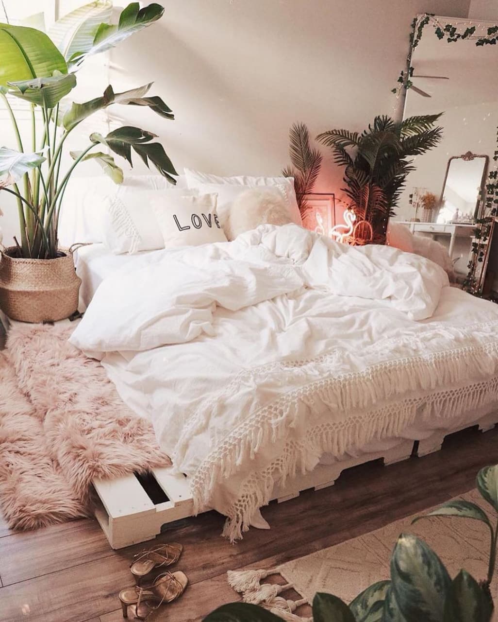 Cozy and Bohemian Bedroom with a Tropical Touch