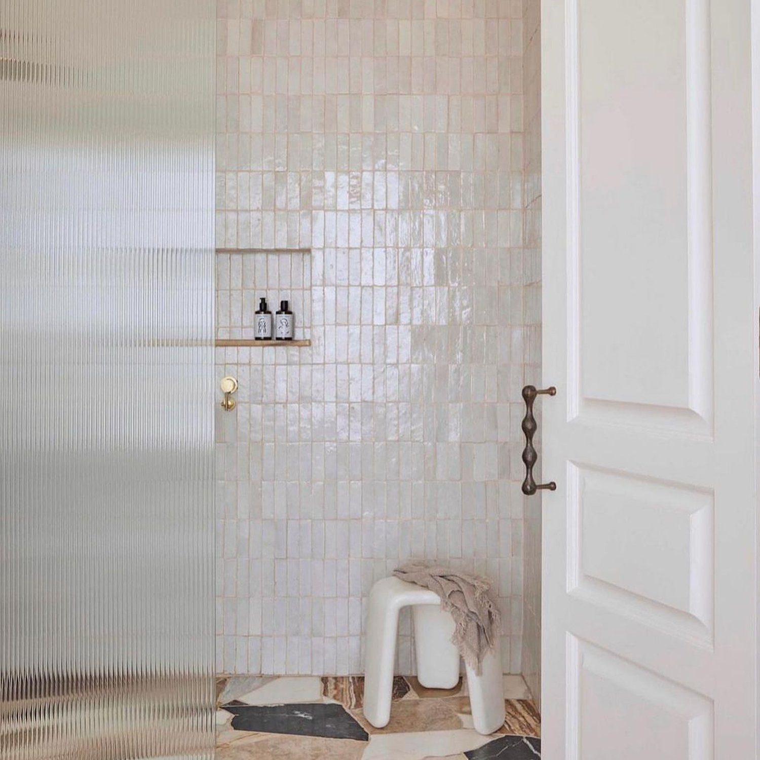 Elegant and minimalistic bathroom with textural appeal