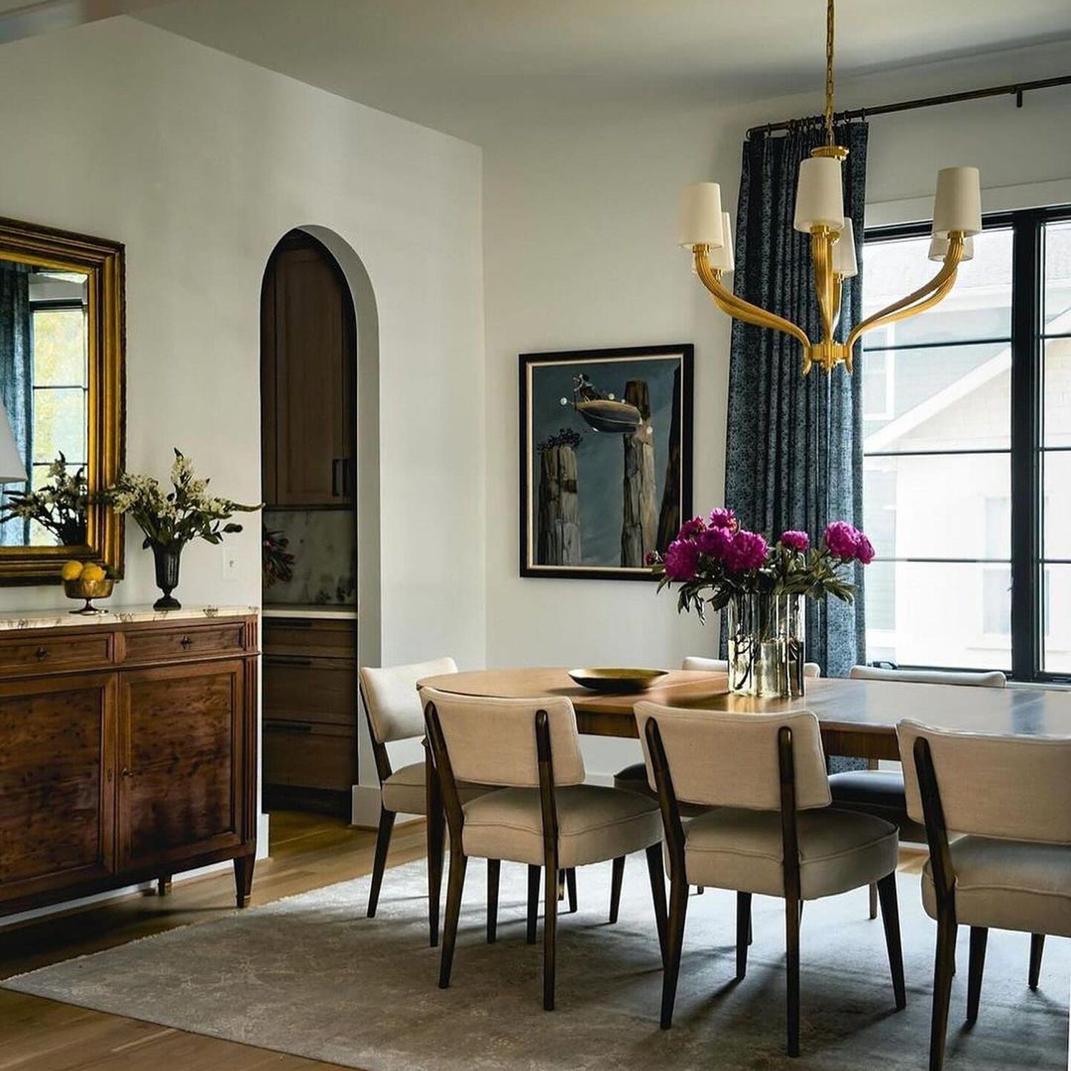 Elegant dining room with a touch of modernity