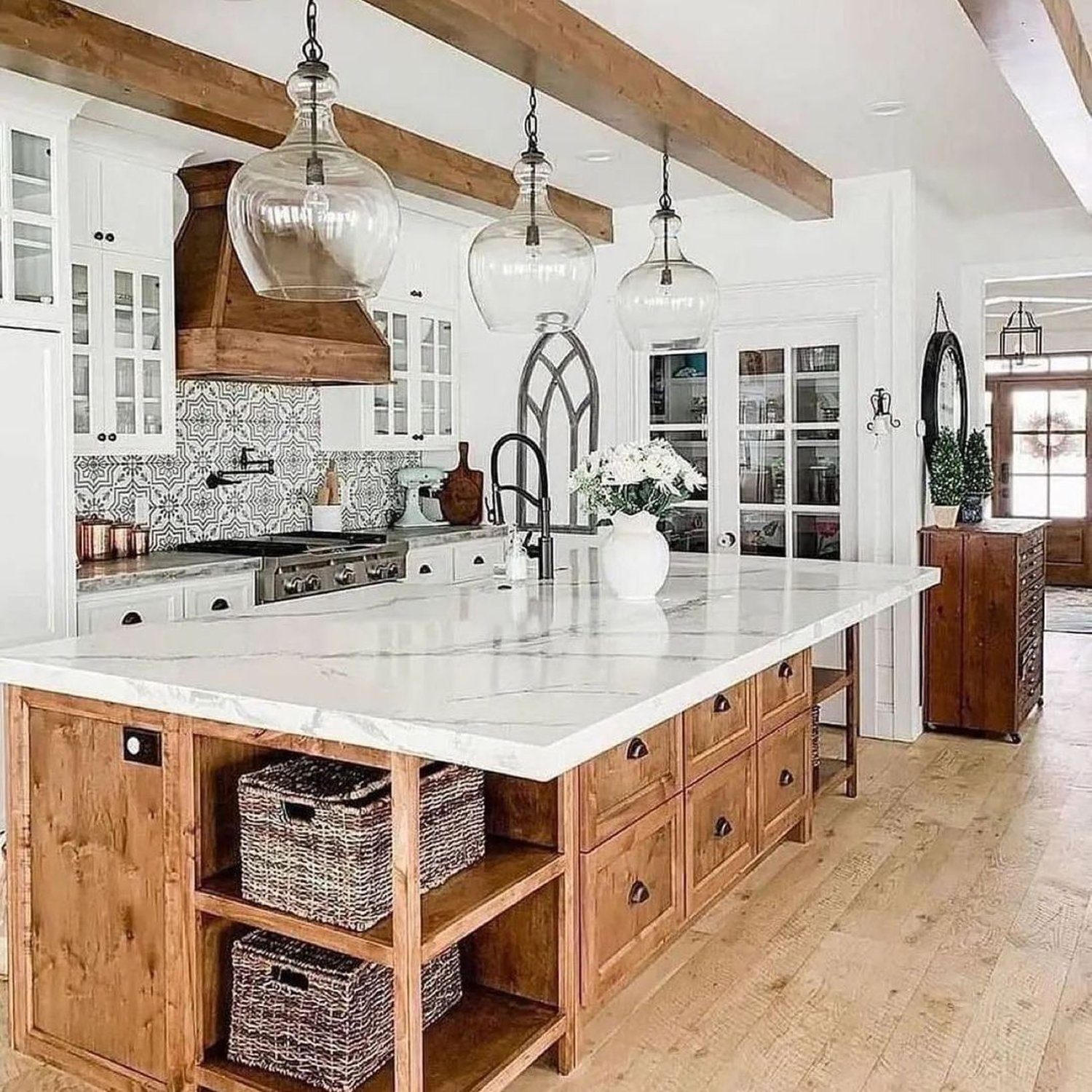 Elegant farmhouse style kitchen