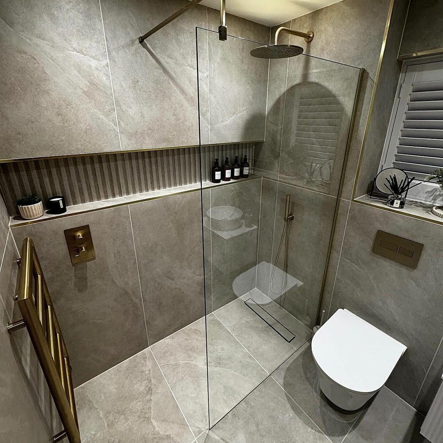 Modern and elegant bathroom with grey tile finishing and accent features