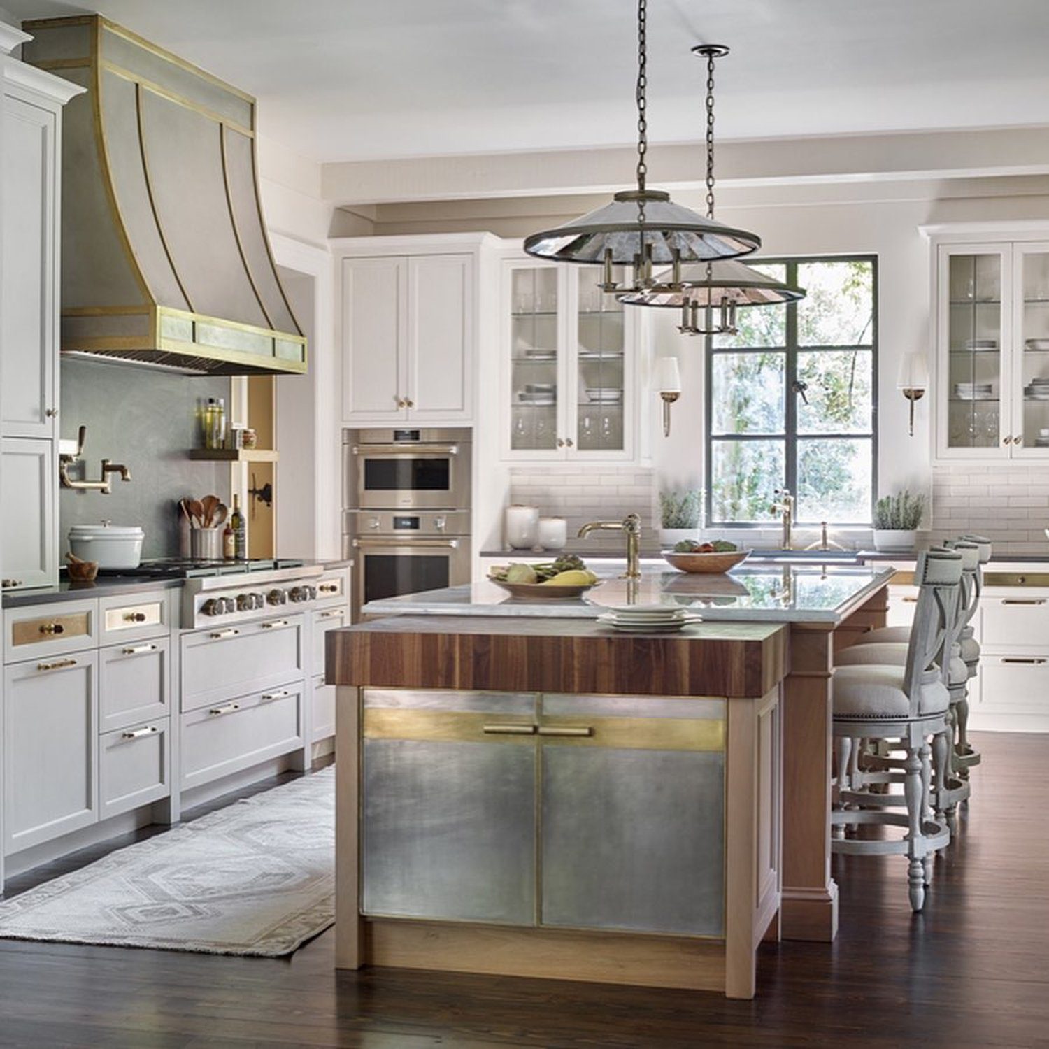 Elegant and modern kitchen with a mix of materials