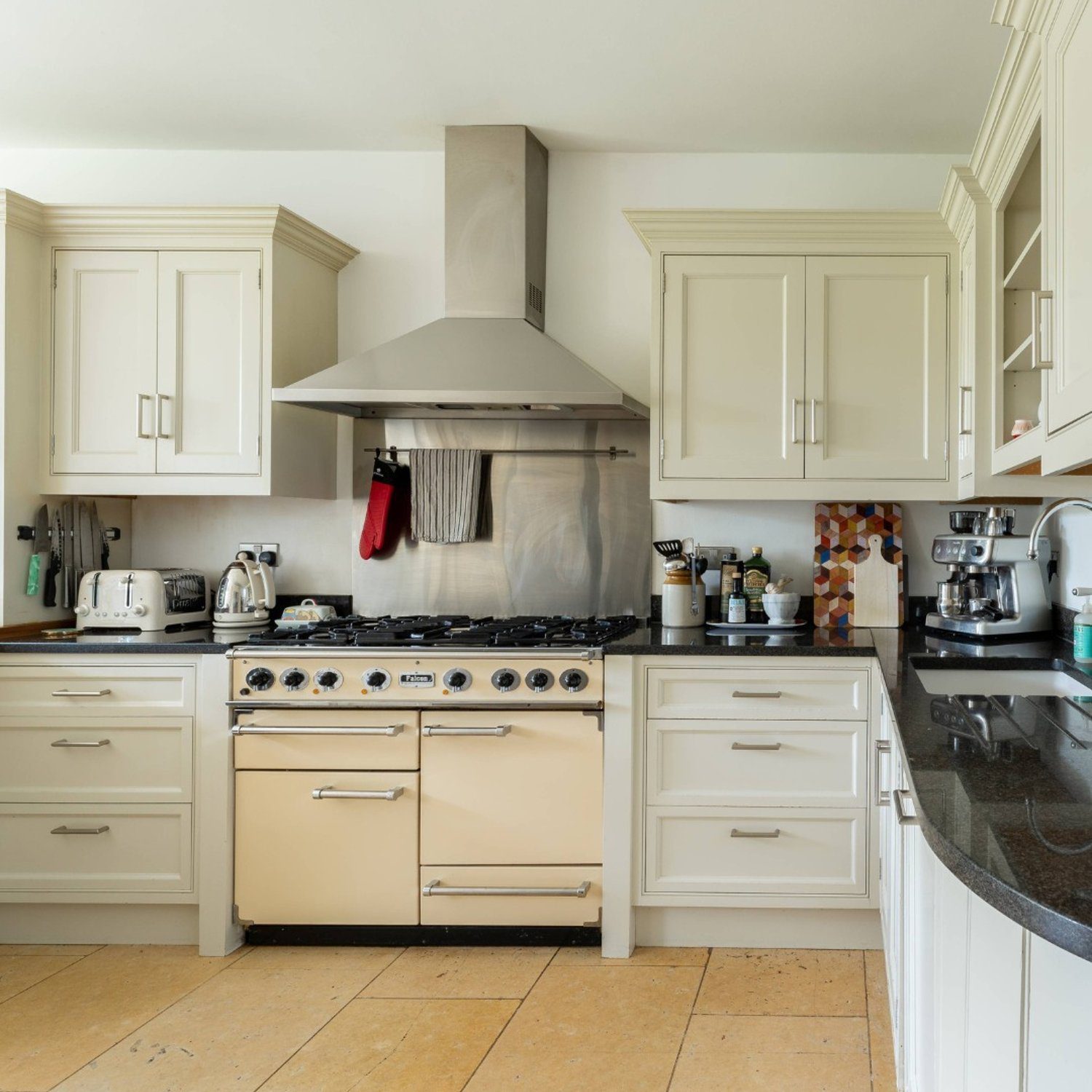 A modern and well-equipped kitchen