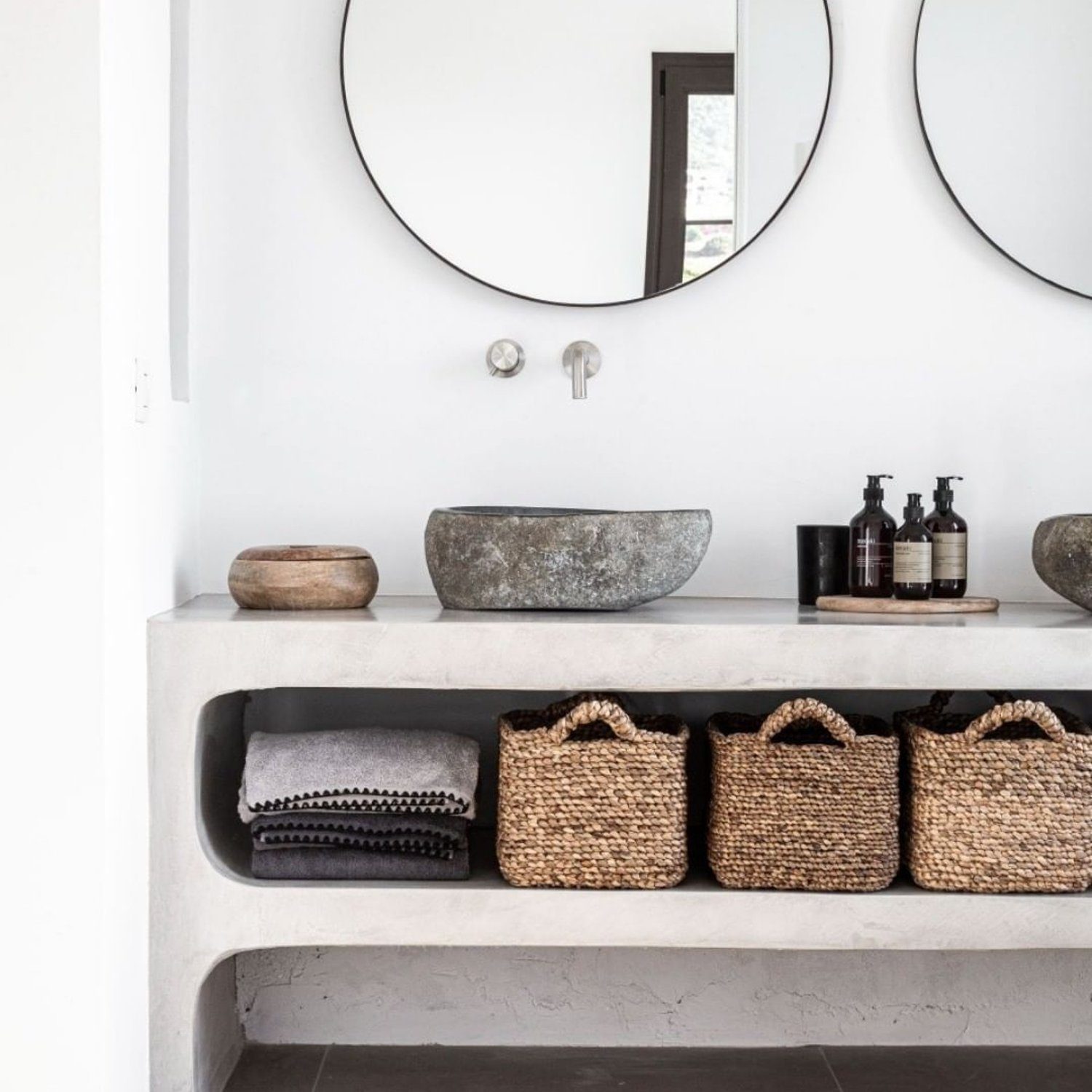 Minimalist bathroom with a contemporary design