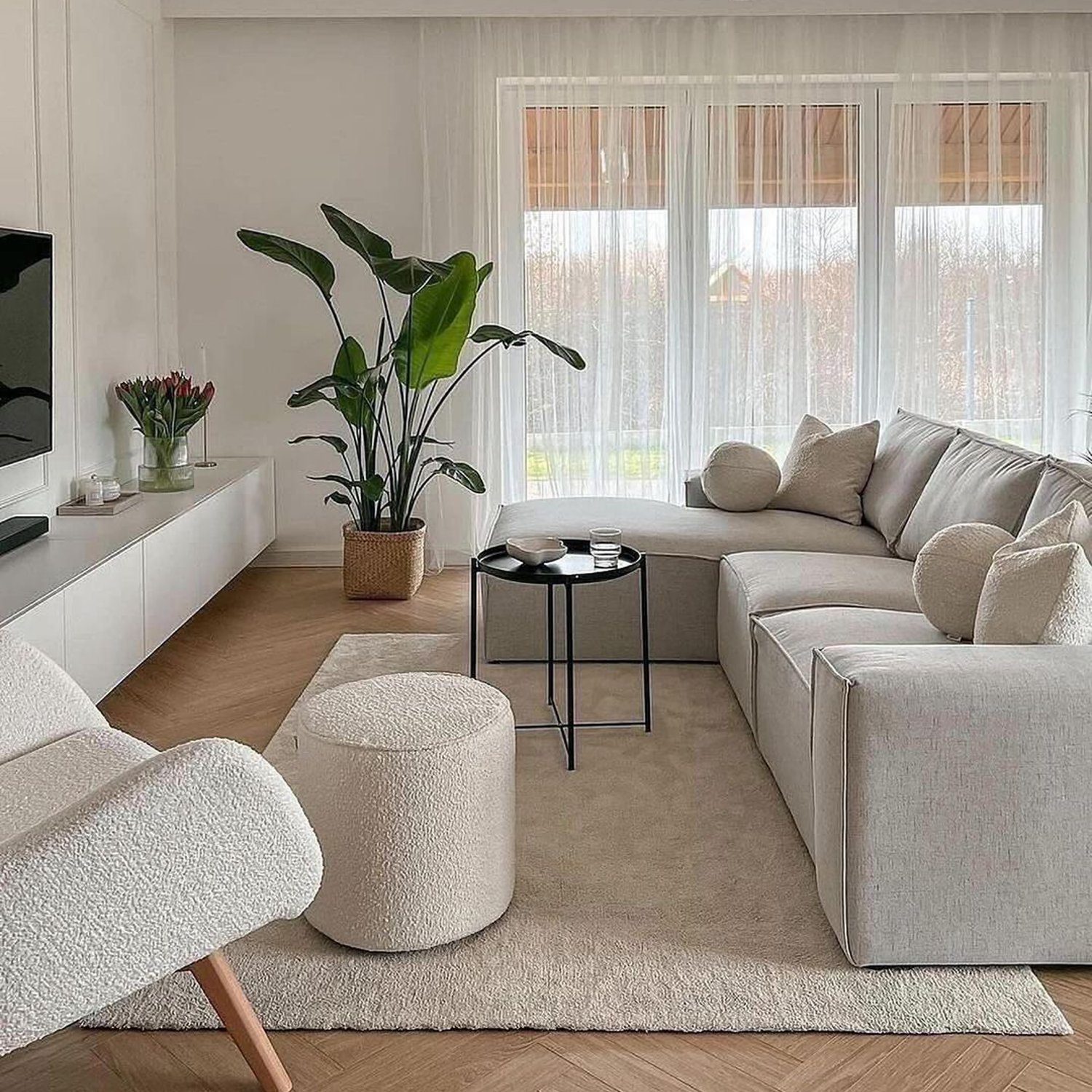 A minimalist living room with well-balanced natural tones