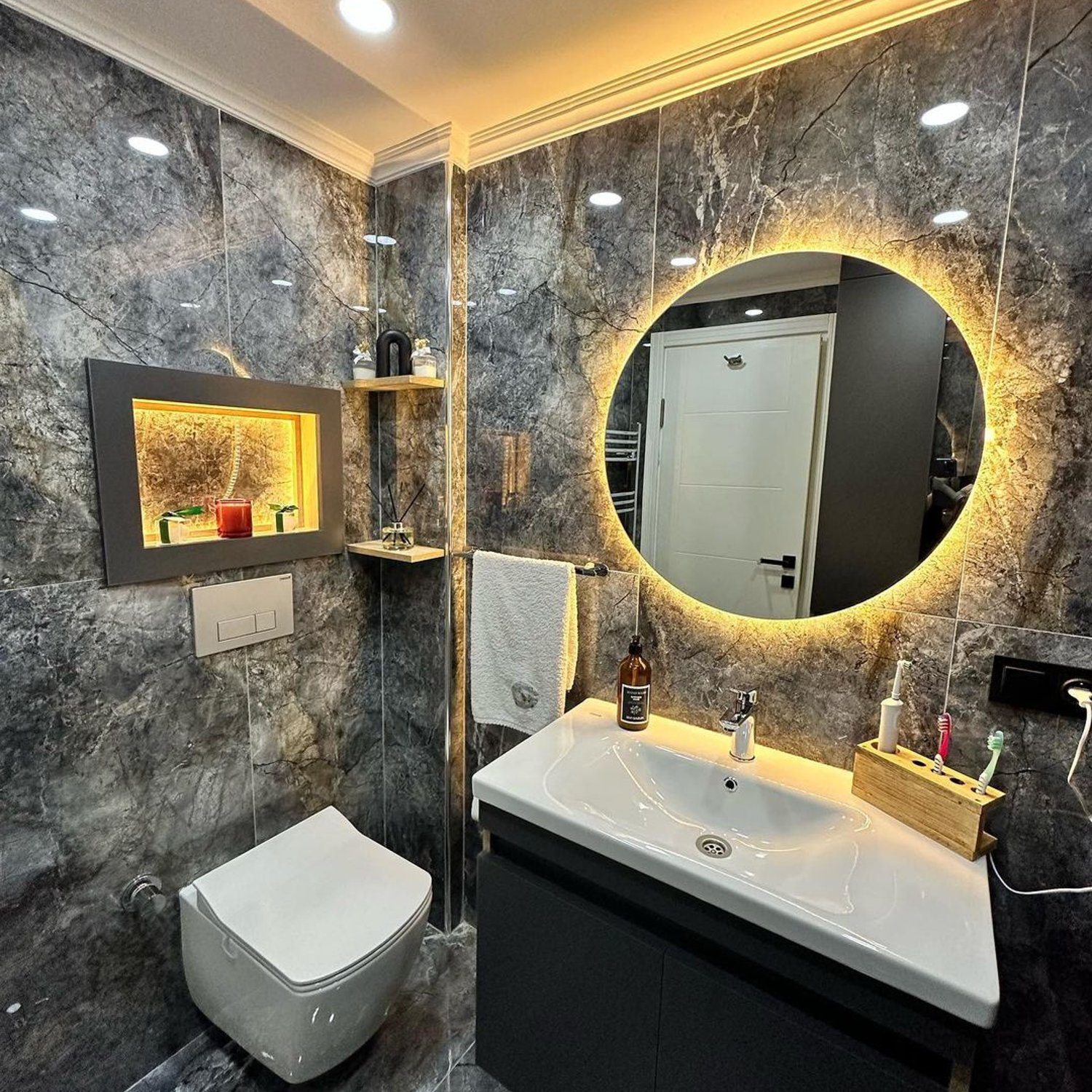 Modern and elegant bathroom with marble walls