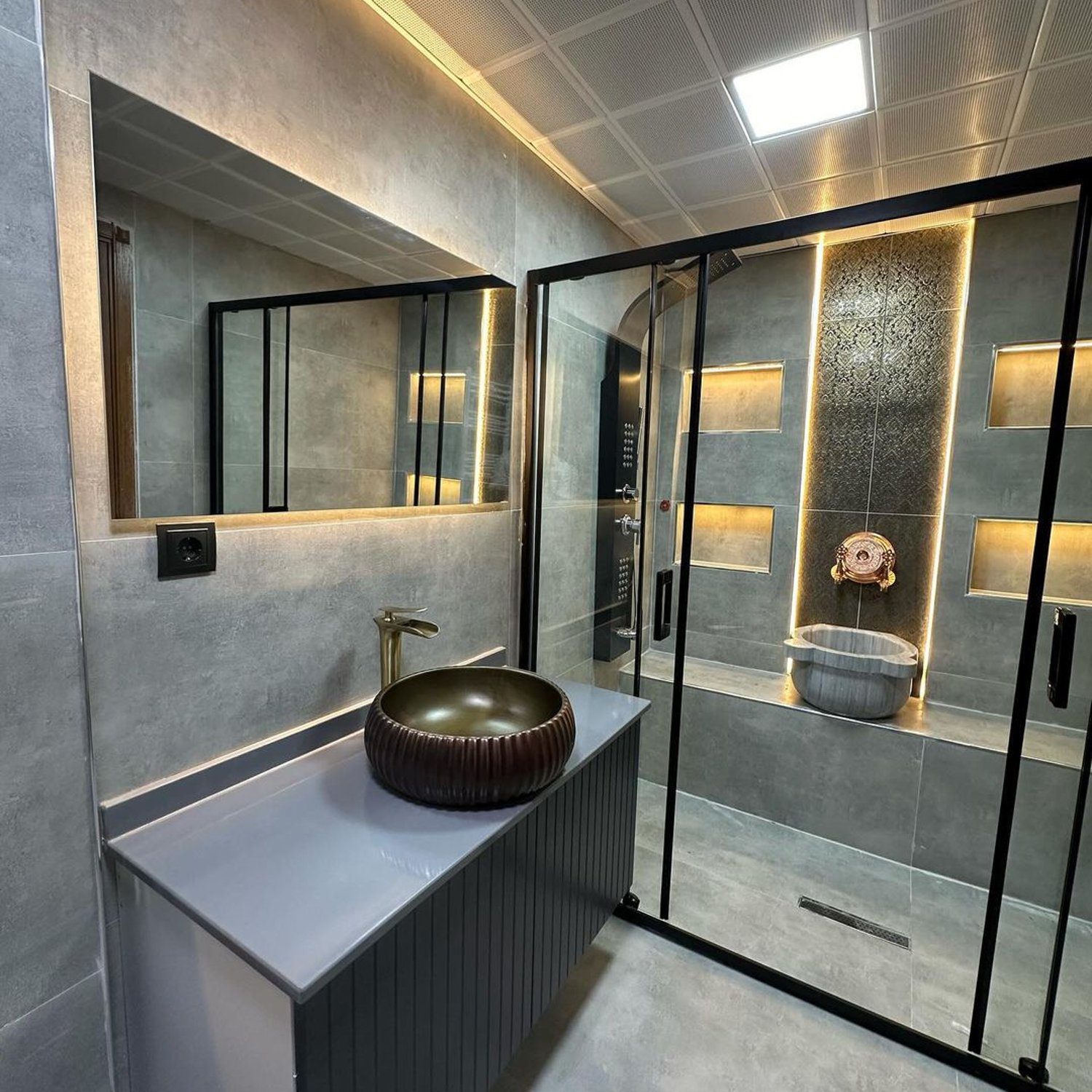 Modern and Sleek Bathroom Design