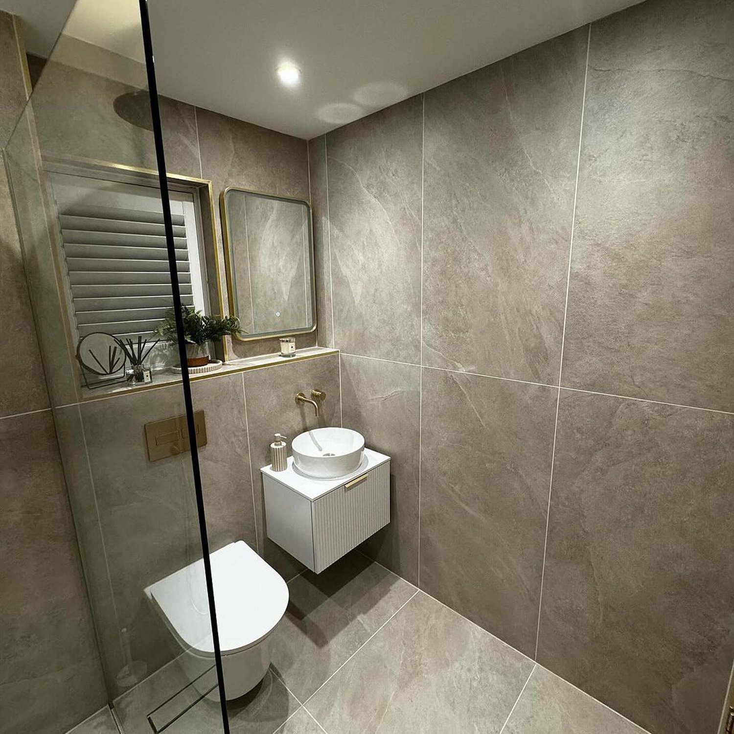 A modern and sleek bathroom design