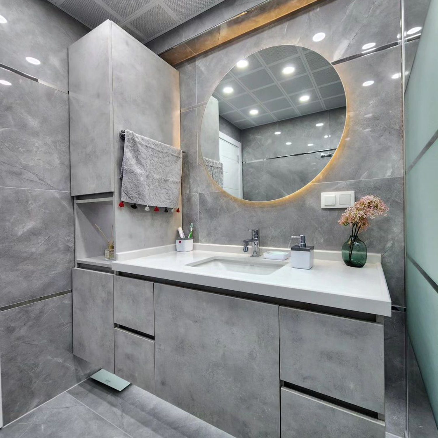 Modern and sleek bathroom design with a large round mirror