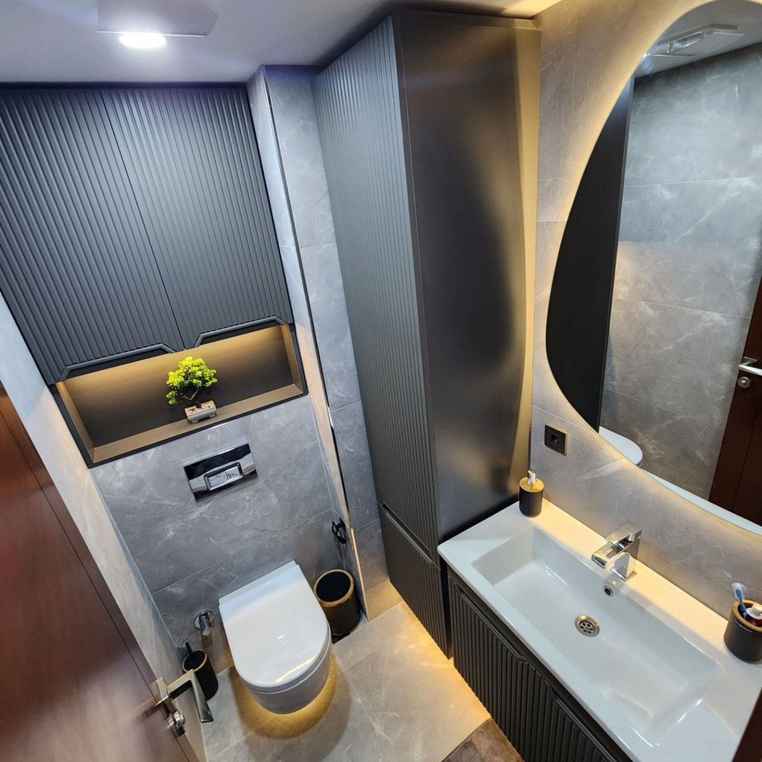 A contemporary bathroom with sleek finishes