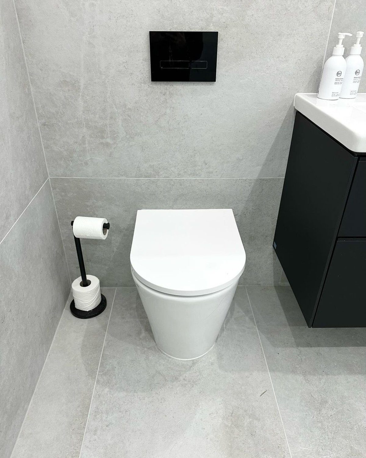 A modern, minimalistic bathroom setup