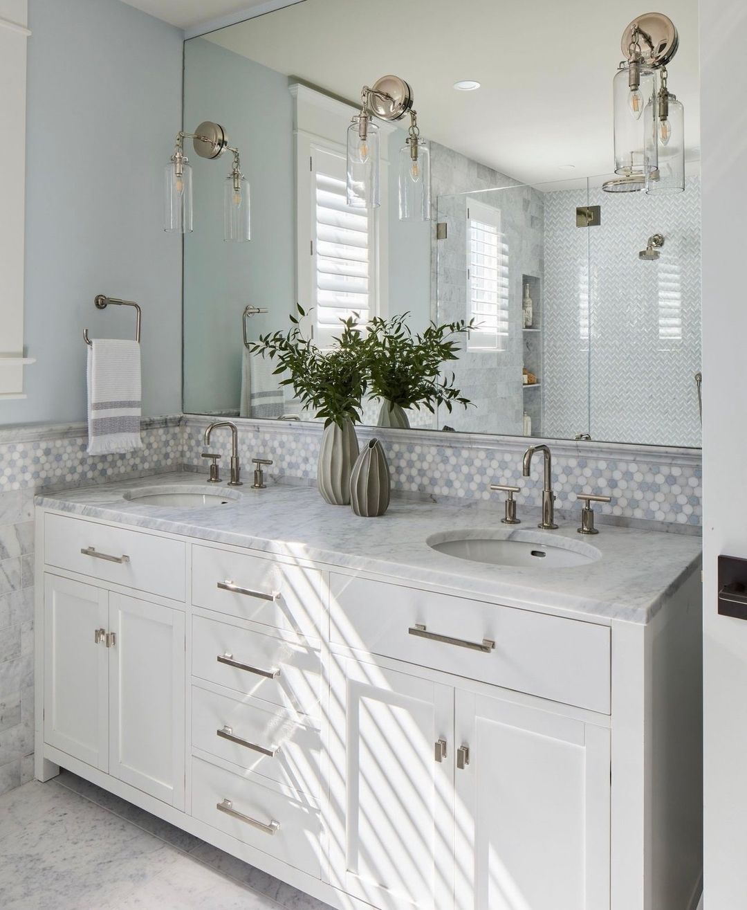 A modern bathroom featuring a sleek white vanity