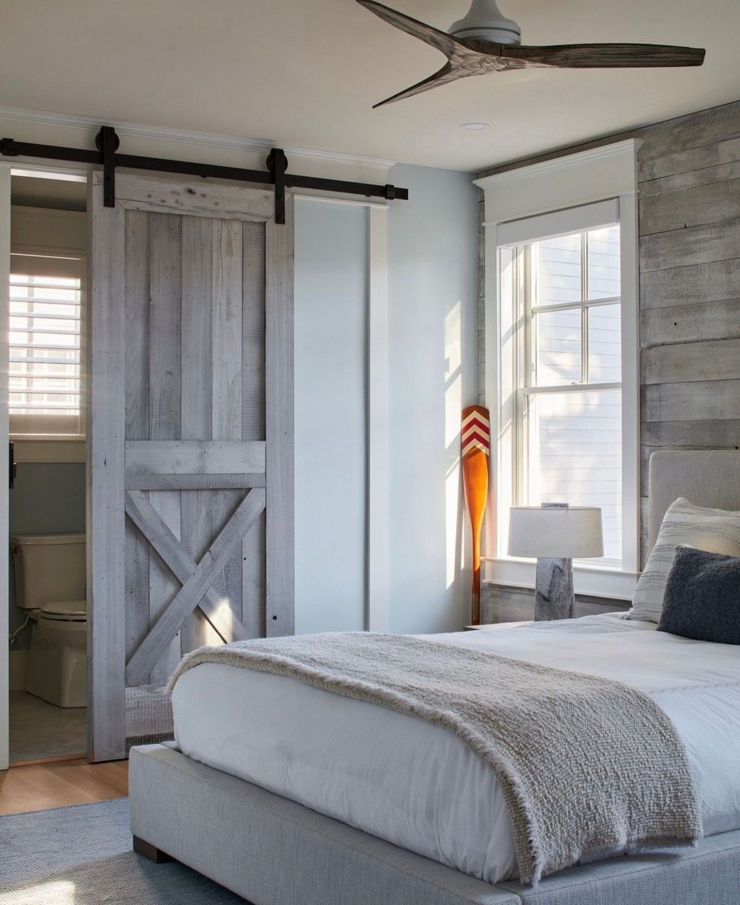 Cozy and modern bedroom with a sliding barn door