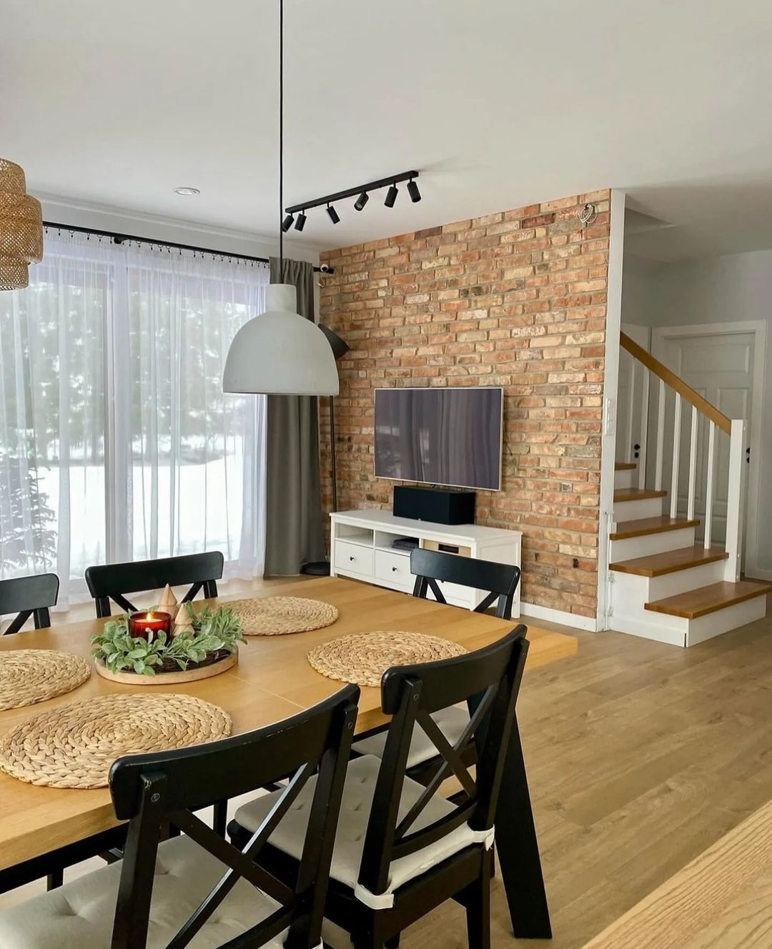 A cozy and inviting dining area