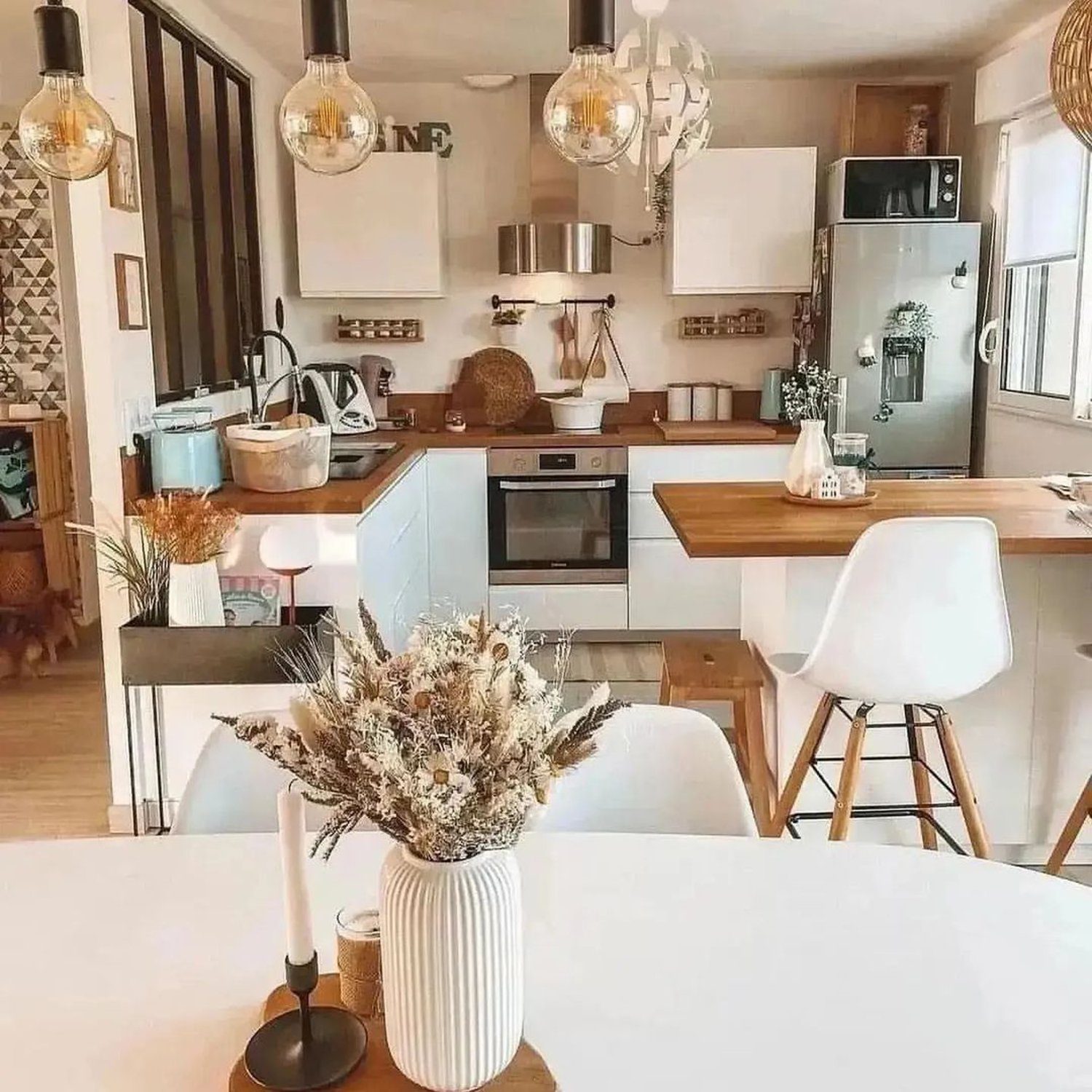 Chic and modern kitchen with a blend of wood and white finishes