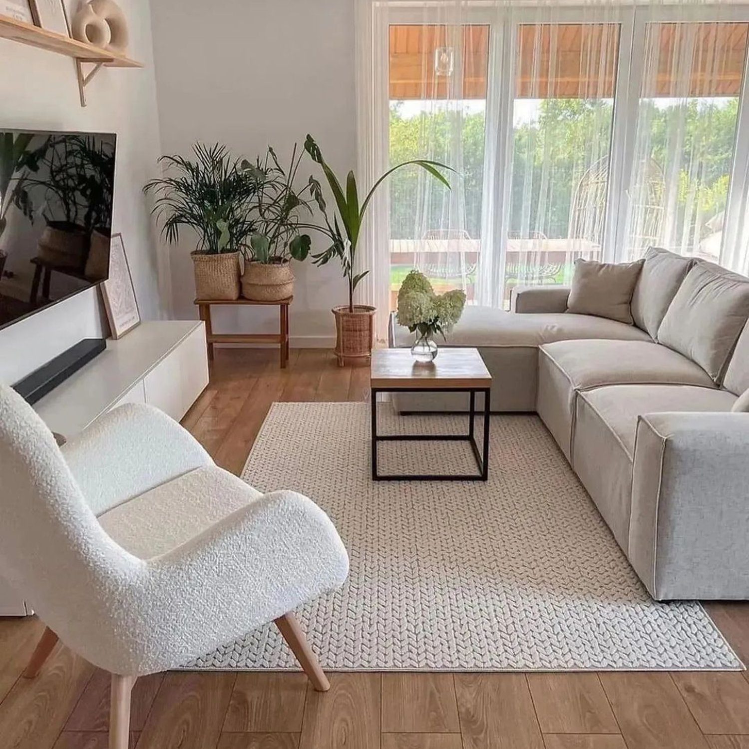 A tastefully decorated modern living room