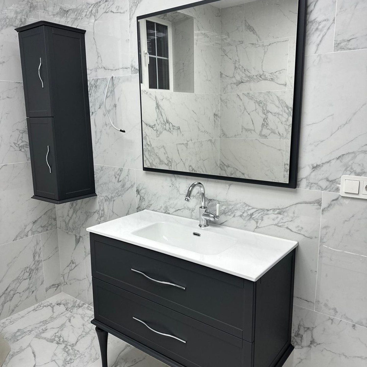 Elegant and modern bathroom with marble finishes