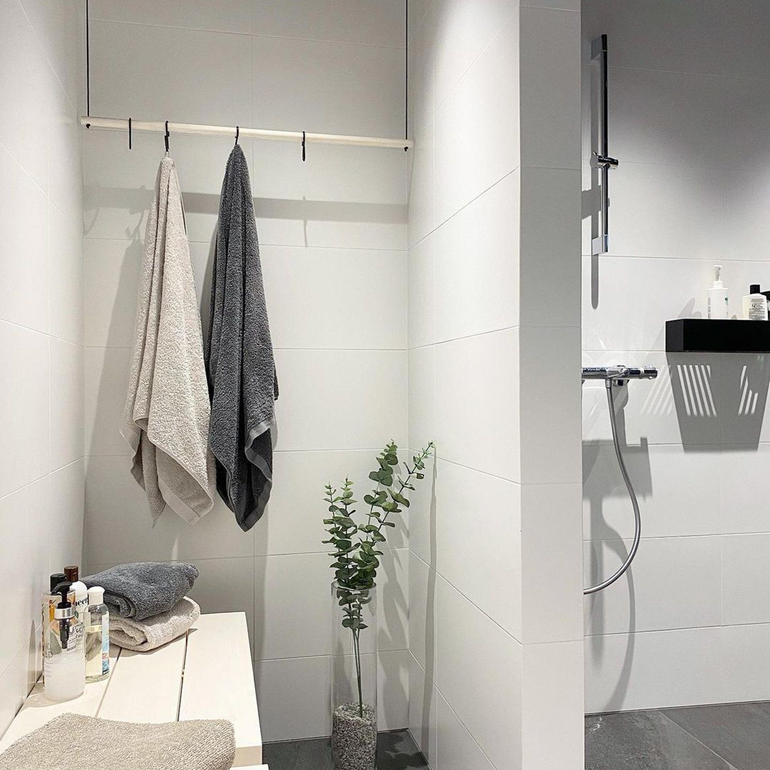 A modern and minimalistic bathroom