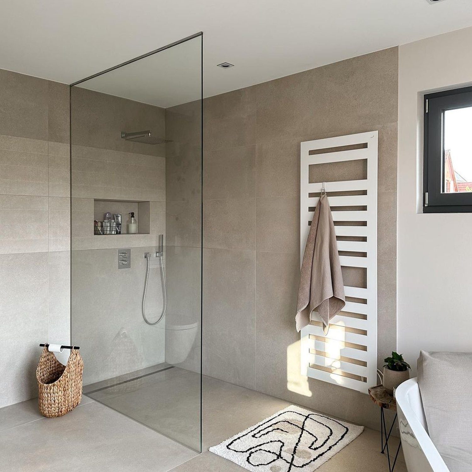 A modern and minimalist bathroom with beige tiles