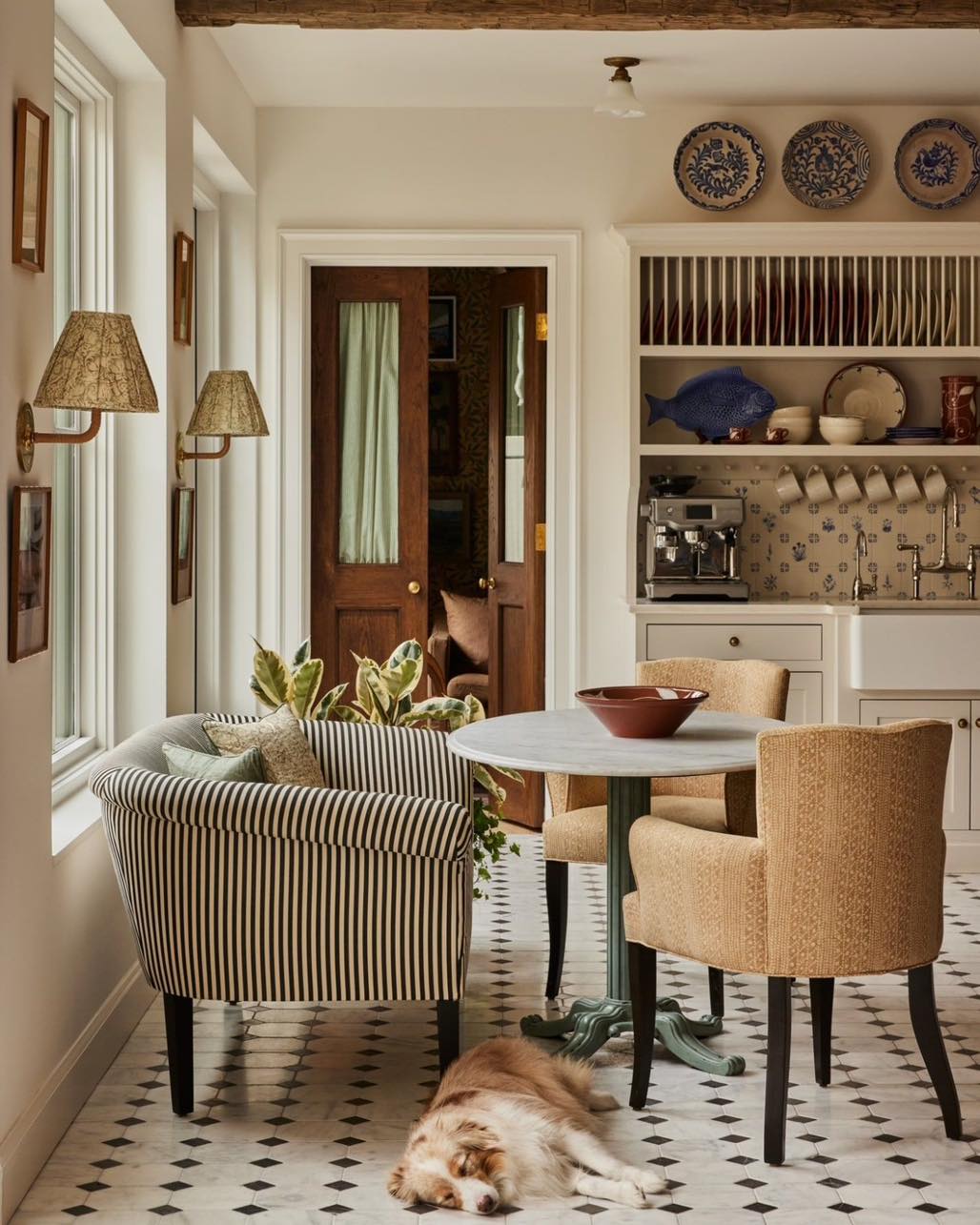 A cozy traditional styled kitchen