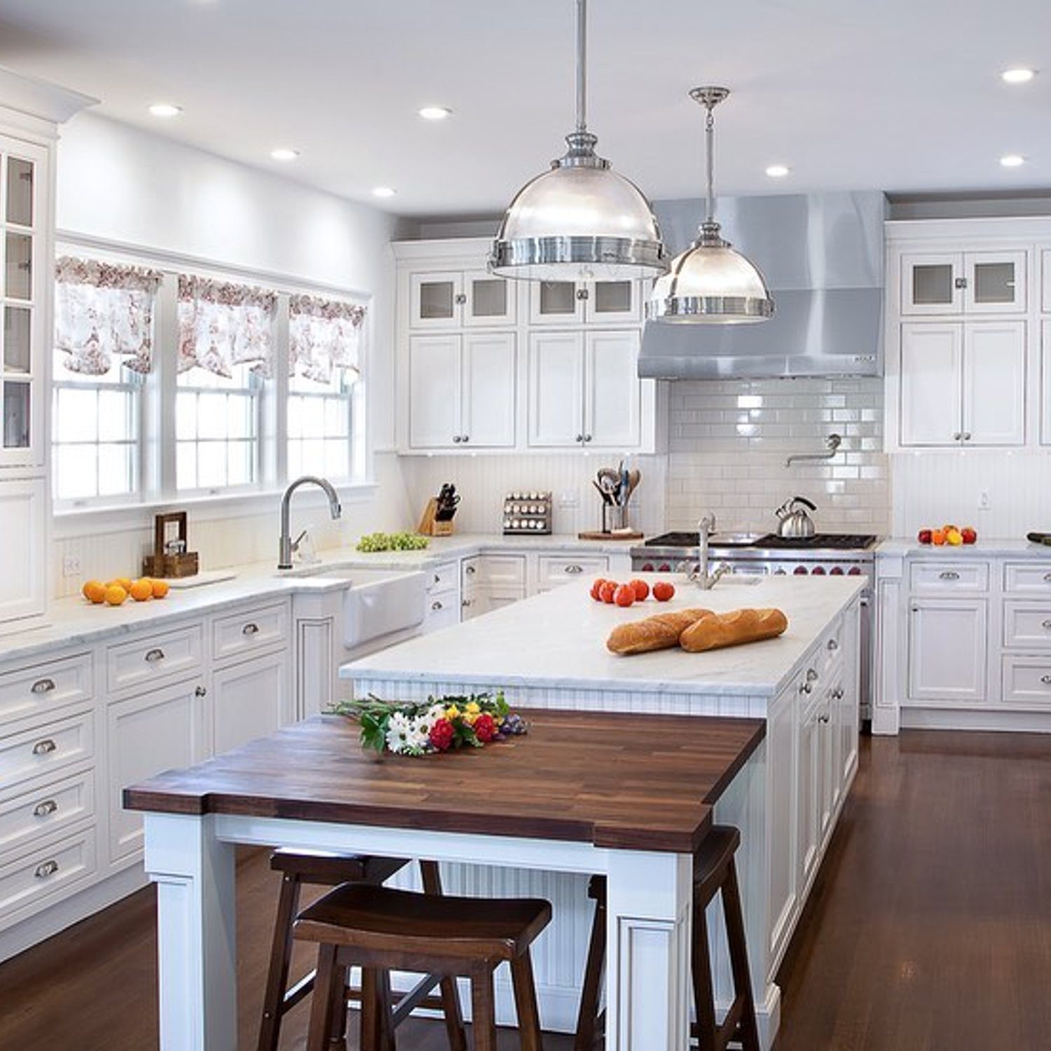 Elegant white kitchen with natural light and a classic design